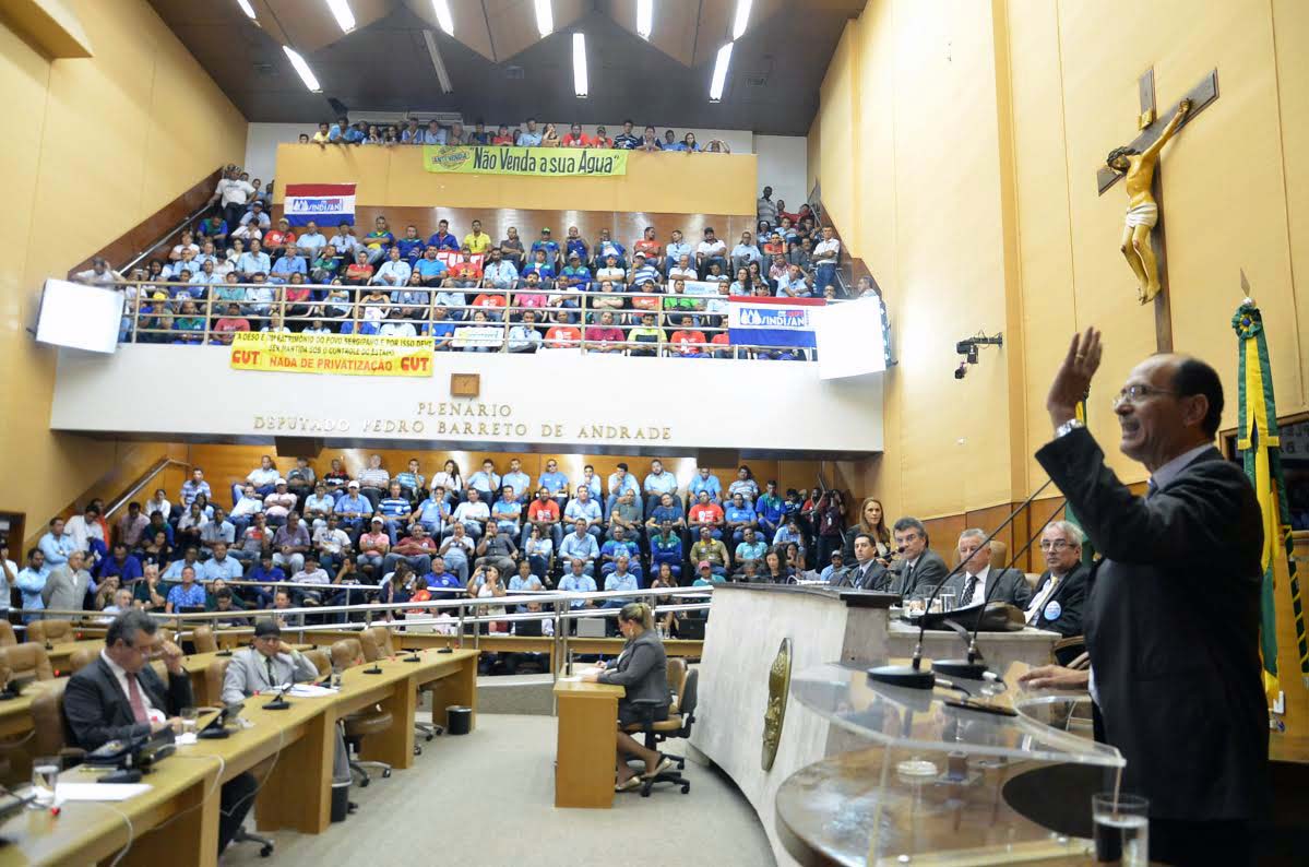 Galerias da Alese lotadas, Pedro Romildo fala na tribuna