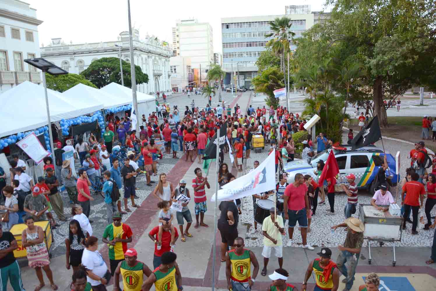 praca caminhada agua